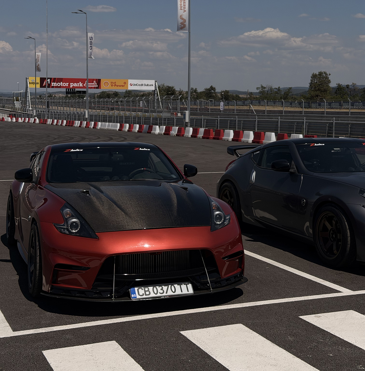 Zwei der drei Zholics Nissan 370Z im Fahrerlager des A1 Motor Park